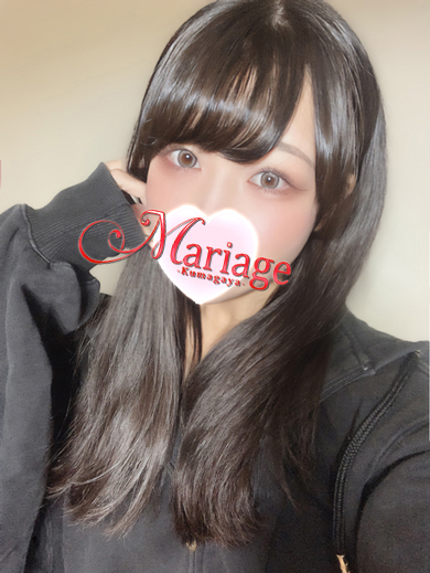肹